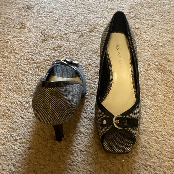 3” heel open toe pump shoe.AK Anne Klein. Fabric black & white, size 71/2 M. - Picture 3 of 4